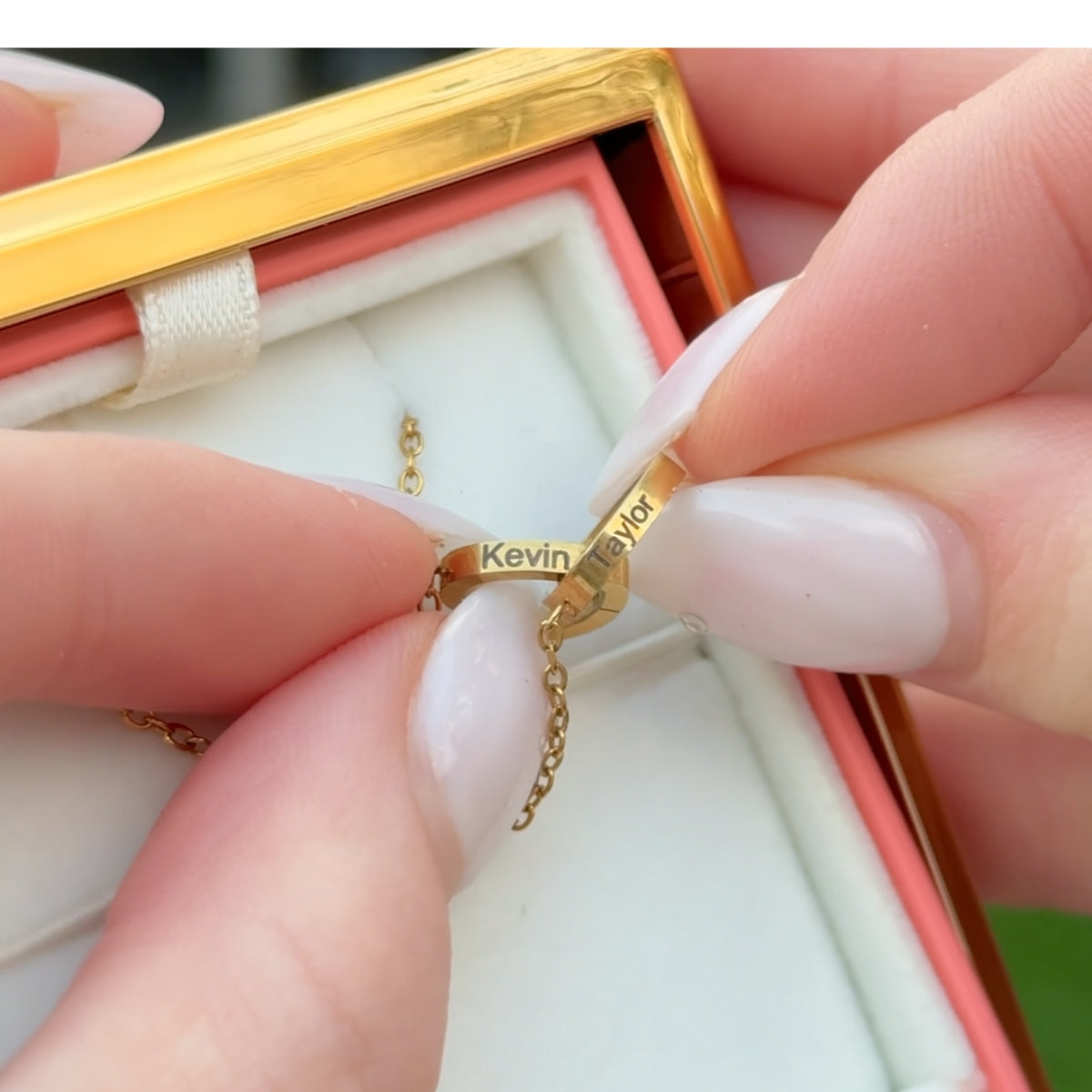 Ewige Rosenbox mit gravierter Halskette